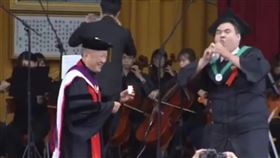 畢業,國立臺南大學,畢業典禮,綠能系,裴陶裴,58度高粱,shot杯（圖／翻攝自臺南大學YT）