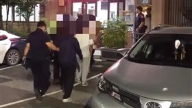 八里區某超商發生砍人事件，員警將砍人者等四名共犯查緝到案。（圖／翻攝畫面）