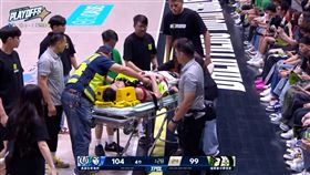 ▲夢想家馬建豪G5第四節撞到海神洋將威痛苦倒地倒地，隨後被擔架抬出場外。（圖／翻攝自TPBL YT頻道） 