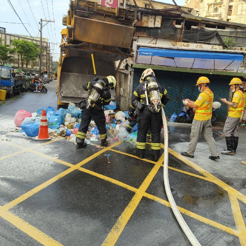 內湖區安康路發生垃圾車起火事件，初查廢棄物中有炮竹殘渣。（圖／中央社）