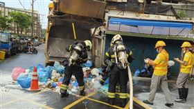 北市內湖區垃圾車後斗起火  初查有炮竹殘渣台北市消防局9日下午獲報，指內湖區安康路發生垃圾車起火事件，派員到場發現為車輛後斗內部起火，人員已自行撲滅，另協助現場降溫作業，初查廢棄物中有炮竹殘渣，確切起火原因仍待釐清。（翻攝照片）中央社記者黃麗芸傳真  114年6月9日