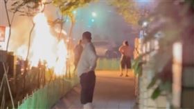 ▲台南市永康夜市地瓜球攤瞬間起火，火勢驚人。（圖／翻攝畫面）