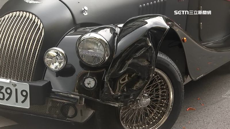 幫客戶開摩根仿古車保養！他失控撞2車