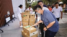 罷綠委二階連署陸續宣告失敗。圖為北市罷雙吳罷團送件不成功。（鏡報董孟航）