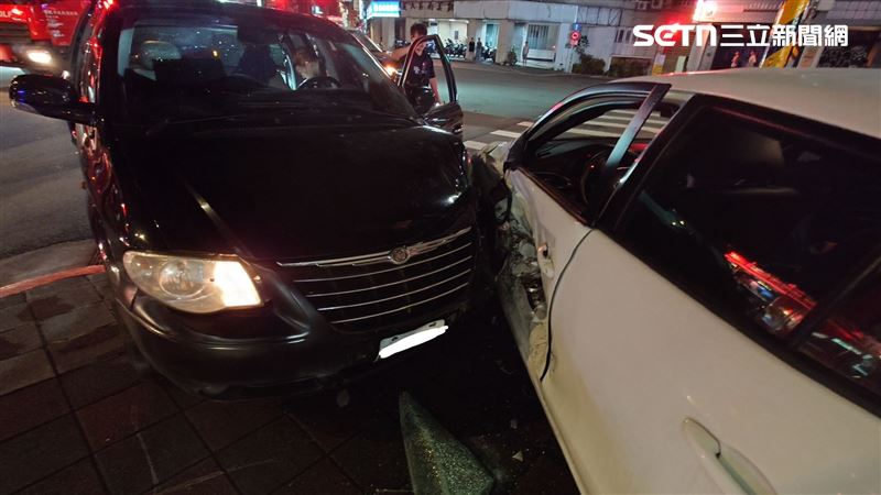 黑色轎車行經路口,不明原因闖紅燈,直接衝撞對向要右轉的白色轎車。(圖/翻攝畫面)
