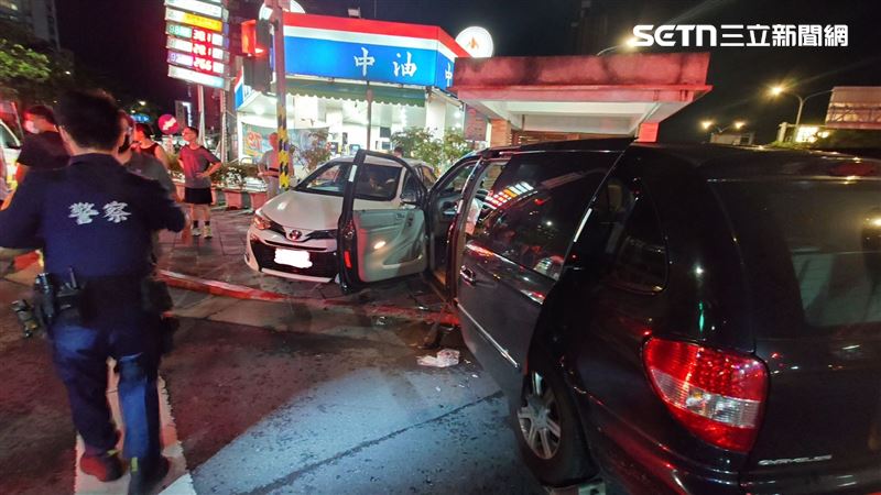 肇事的廖男安全氣囊全爆開,人在車當場昏迷,送醫救治。(圖/翻攝畫面)