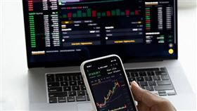 ▲台股今日盤勢延續上週反彈力道，加權整數開高走低最後小漲。（示意圖／PIXABAY） 