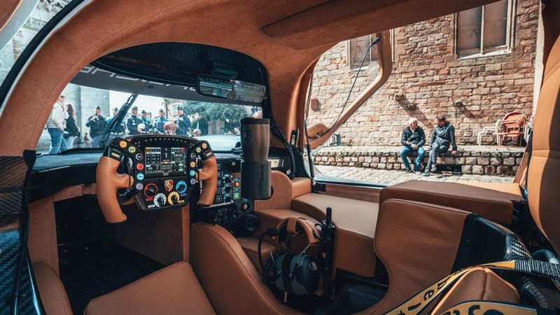 車內配置致敬917風扇設計的冷氣出風口、3D列印的可拆杯架。(Porsche提供)