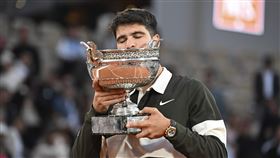 ▲艾卡拉茲（Carlos Alcaraz）擊敗頭號種子辛納（Jannik Sinner）奪法網冠軍。（圖／美聯社／達志影像）