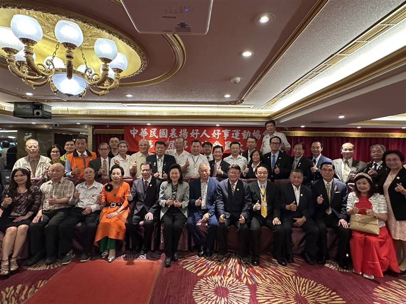 中華民國表揚好人好事運動協會第9屆第1次會員(代表)大會,由財團法人慶福社會福利慈善事業基金會董事長蘇慶福(前排左七)當選理事長。 (圖/中華民國表揚好人好事運動協會提供)