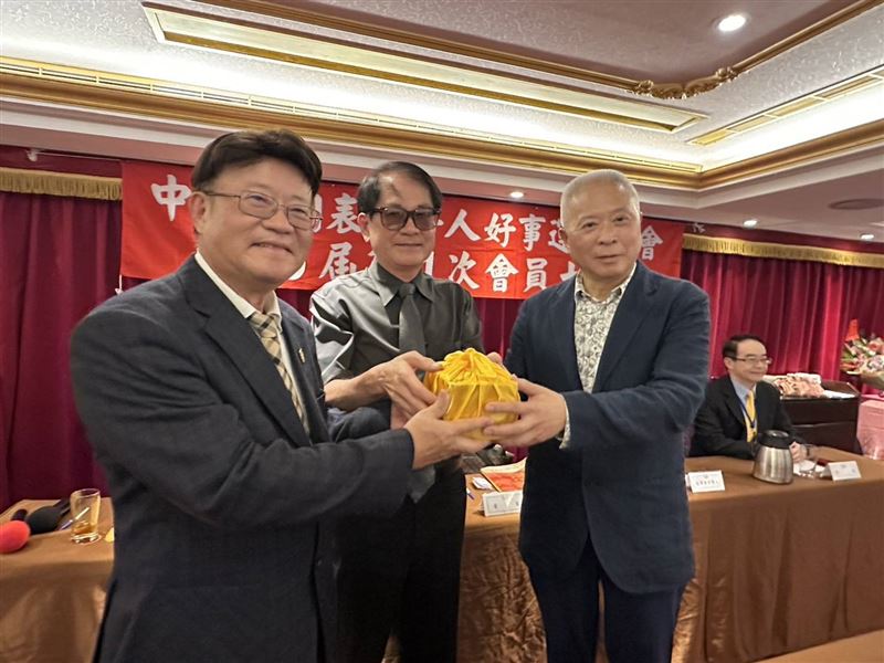 中華民國表揚好人好事運動協會第9屆理事長印信交接,由前任理事長陳昆和(左)交接給新任理事長蘇慶福(右)。 (圖/中華民國表揚好人好事運動協會提供)