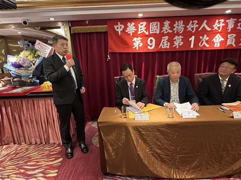 前總統府戰略顧問、前空軍司令張哲平上將(左)敬賀蘇慶福當選理事長。 (圖/中華民國表揚好人好事運動協會提供)