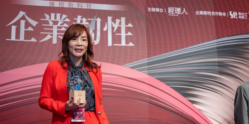數總執行長王怡雯表示,推動「三代轉型研究院 2.0」,讓企業能找到屬於自己的位置。(圖/臺灣數位企業總會提供)