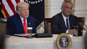 ▲美國總統川普與衛生部長小羅勃甘迺迪。（圖／美聯社／達志影像）