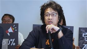 「別讓罷免被公投偷走」記者會（3）反共護台志工聯盟24日在台北舉行記者會，民進黨立委沈伯洋（前右）指出，罷免連署需要收集到130%的安全門檻，是因為連署會有錯誤等，雖可以有補件的機會，但是10天的補件期與40天的審查期，將會使需要補件的立委罷免投票日和公投的投票日同在8月23日舉行，而當罷免投票和公投被綁在一起，將會落入國民黨與民眾黨所設下的陷阱，使得討論議題聚焦於公投而非罷免。中央社記者王飛華攝  114年4月24日