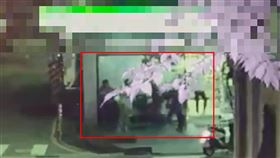 超商大亂鬥2人鼻子被彈簧刀攻擊。（圖／翻攝畫面）