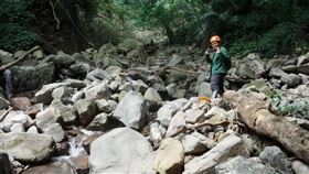 ▲本處保育巡查員進行探勘，風災後沿線多處為落石地形，請民眾審慎評估自身能力。（圖／翻攝自陽明山國家公園
 臉書）