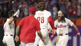 ▲馬許（Brandon Marsh）滿壘擊出再見安打擊敗小熊。（圖／美聯社／達志影像）