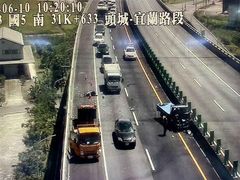 小貨車撞擊停放在路肩的工程標示車後,再撞擊行駛在內側車道的自小客車後車尾,最後撞上護欄。(圖/翻攝畫面)