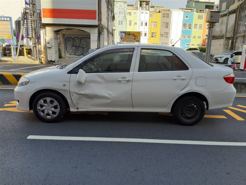白車被撞凹，後照鏡毀損，這是與女騎士碰撞所留下。（圖／翻攝畫面）