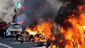 洛杉磯街頭有民眾利用手機叫來無人計程車後，對車輛噴漆、塗鴉，甚至縱火，造價近新台幣500萬元高科技車輛被燒毀。（圖／翻攝自X）