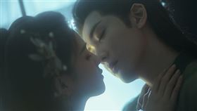 《臨江仙》白鹿（右）與曾舜晞（左）上演糾纏三世的愛恨情仇。（圖／台灣大哥大MyVideo提供）