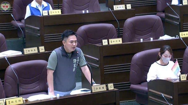 許家睿提起臨時動議,要求桃園市府在罷免活動中保持中立,遭藍營全體否決。(圖/翻攝自桃園市議會直播)