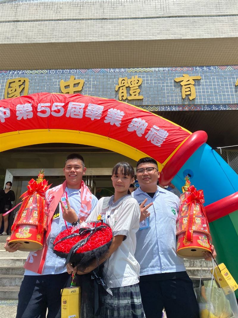 「兩座罐頭塔」也成為畢業典禮焦點。(圖/翻攝畫面)