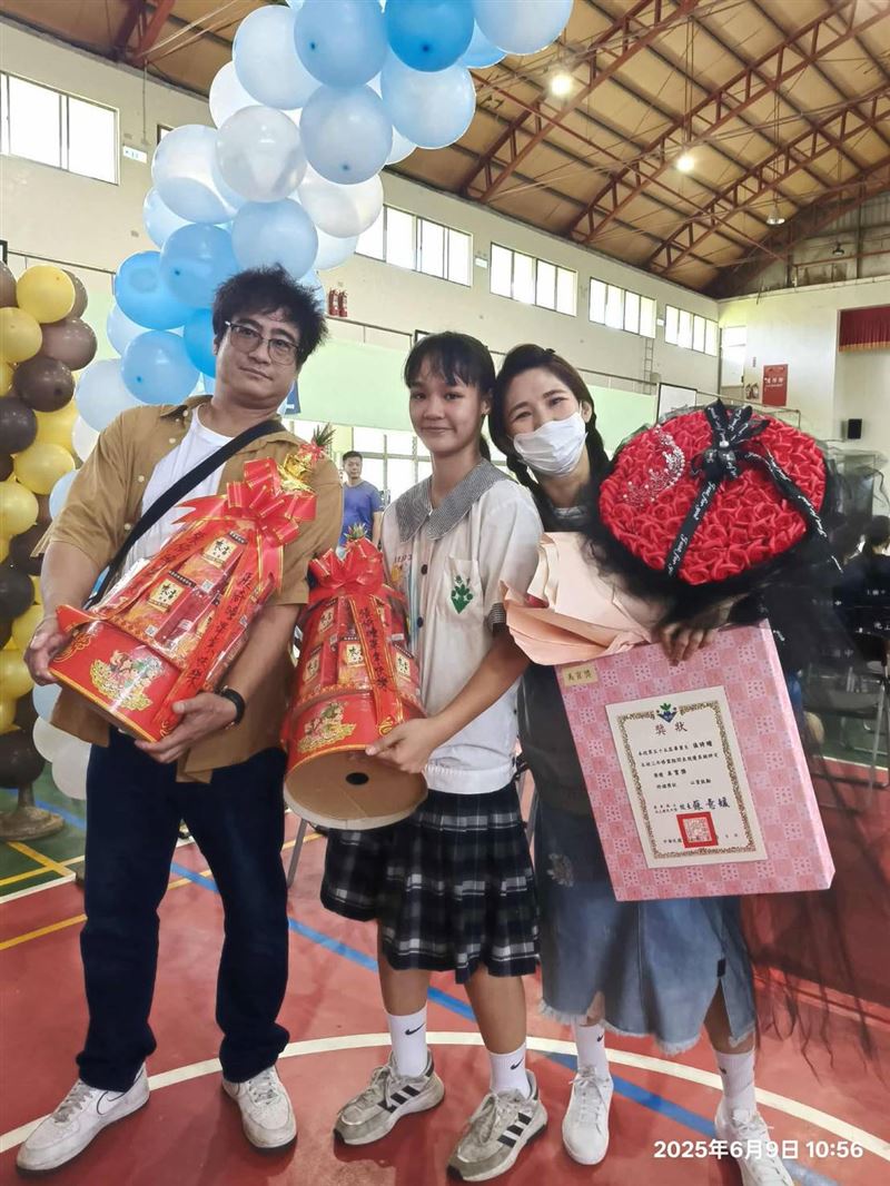 台東一名父親為慶祝女兒畢業,特別訂做「兩座罐頭塔」送她。(圖/翻攝畫面)