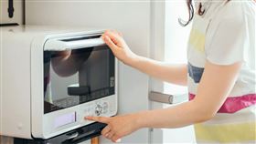 專家提醒用微波爐加熱剩菜時，應徹底攪拌，避免食物加熱不均勻，容易滋生細菌。（示意圖／photoAC）

