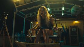 ▲本片從女主角賽菲（Zephyr）的視角出發，呈現她在極端創傷中喚醒野性求生本能，最終以堅定意志反擊瘋狂殺人魔的過程。（圖／CATCHPLAY提供） 