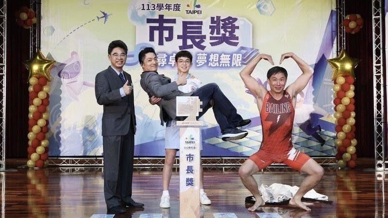 「公主抱」蔣萬安　超狂畢業生背景曝光