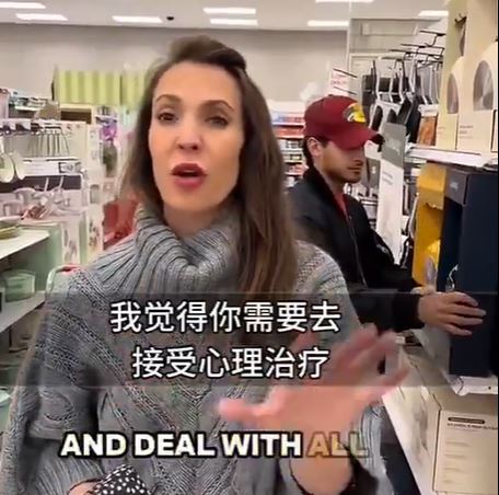 一名女子在超市巧遇親生母親,以為會迎來一場溫馨感人的重逢,沒想到對方建議女子去做心理治療。(圖/翻攝自微博)