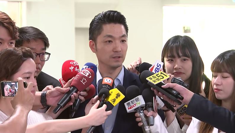 蔣萬安說，人生第一次被公主抱，當下感到非常新奇。他也讚嘆抱他的徐雋昊同學非常有力氣，拍照時甚至沒有晃動