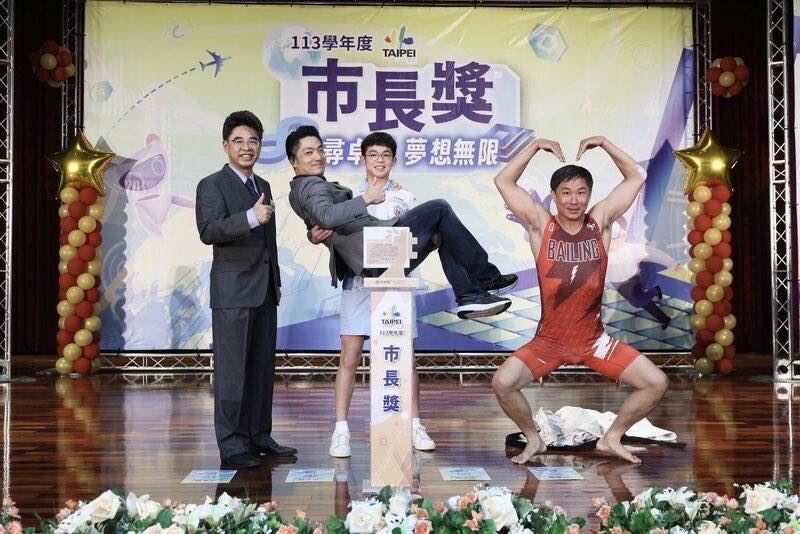 蔣萬安日前頒發市長獎時，被石牌國中畢業生徐雋昊當場「公主抱」，引起熱議。（圖／翻攝自蔣萬安臉書）