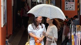 全台晴到多雲普遍炎熱　街頭民眾撐傘遮陽中央氣象署指出，各地白天16日普遍炎熱，為晴到多雲的好天氣，中午過後山區及大台北地區有零星短暫雷陣雨機率。圖為台北內科街頭民眾撐起陽傘走在烈陽下。中央社記者王飛華攝　114年5月16日