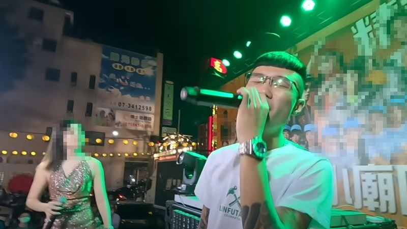 21歲何柏森為竹聯幫明仁會成員,因好歌喉,在廟會活動大展好聲音,飆唱「星辰大海」爆紅。(圖/翻攝自用心紀錄在地精神YT頻道)