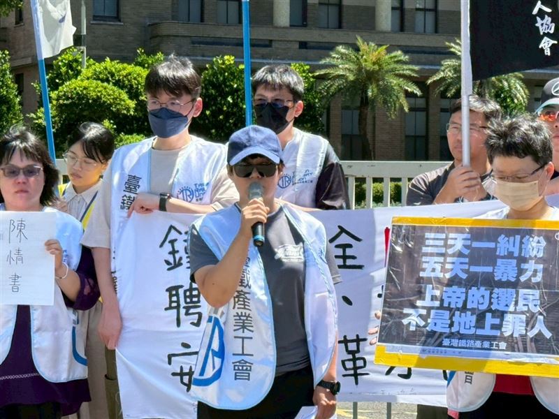 &nbsp;臺鐵工會立院前陳情，訴求強化員工安全與職場保障。（圖／臺灣鐵路產業工會提供）