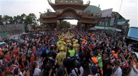 ▲白沙屯媽祖抵達松柏嶺受天宮牌樓（圖／寶島神很大 提供）