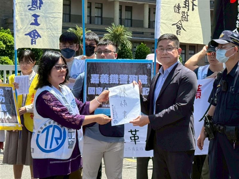 &nbsp;工會代表遞交陳情書，呼籲政府正視鐵警職場安全。（圖／臺灣鐵路產業工會提供）