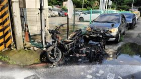 2輛機車燒到只剩骨架。（圖／翻攝畫面）