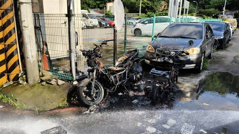 電動機車火燒車被撲滅後只剩骨架。（圖／翻攝畫面）