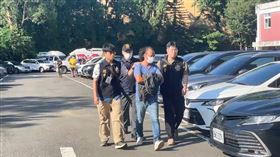 李能謙被警方上銬逮捕後帶回新北刑大。（圖／翻攝畫面）