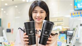慶Let’s Café經典咖啡全新升級，全家於6月11日推出Let’s Café特大杯特濃美式與特濃拿鐵。（圖／品牌業者提供）