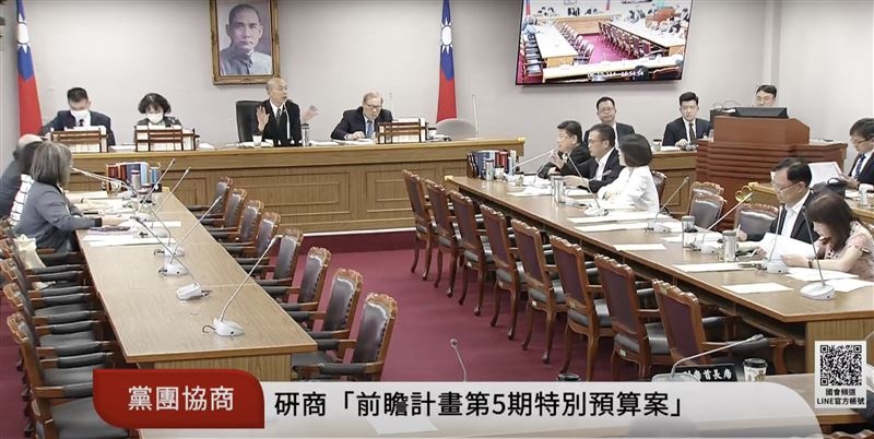 韓國瑜主持朝野協商,羅智強與柯建銘因「打電話騷擾」事件爆發爭執。(圖/翻攝自國會頻道)