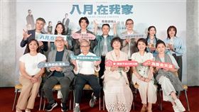 綠光劇團吳定謙導演率領重量級劇場演員把謊言變成愛，把家的秘密搬上舞台。（圖／綠光劇團提供）