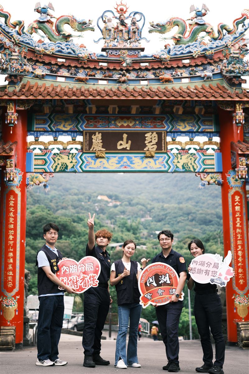 MV在內湖著名景點碧山巖取景。(圖/翻攝畫面)