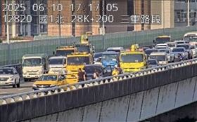 5車追撞事故現場情形。（圖／翻攝國道即時影像）