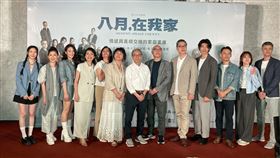 綠光劇團親情覺醒旗艦大戲《八月，在我家》，由台灣重量級劇場演員齊聚一堂，包含王琄、吳念真、姚坤君、顏嘉樂、鄧安寧、朱宏章、張丹瑋、梁正群、張晴、黃士勛、鄧雨忱、Miyaw Sika洪淳晨、王芝方等人今（10）日現身記者會。（圖／記者趙浩雲攝影）