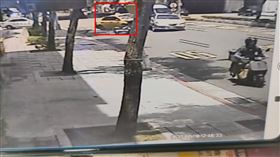 計程車撞擊機車後，張女噴飛空翻3圈墜地。（圖／翻攝畫面）